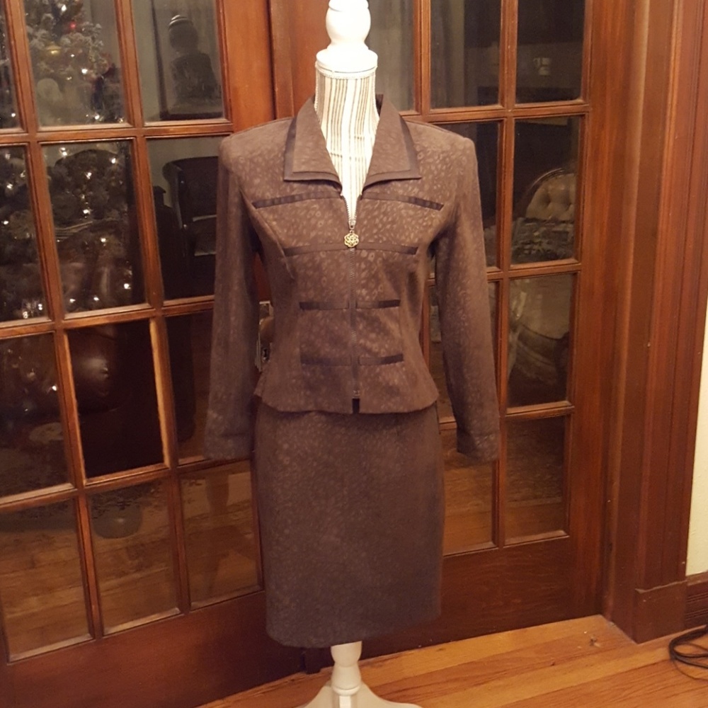 Sheri Martin Animal Print 2 Piece Skirt Suit 4P